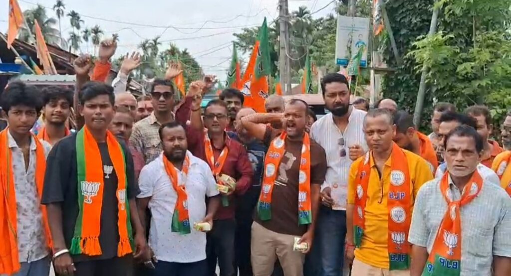 নির্বাচনে জয়ের পর ভোটারদের ধন্যবাদ জানাতে অভিনব উদ্যোগ নিল Bharatiya Janata Party। ফালাকাটা পুরসভার ৯ নম্বর ওয়ার্ডে বাড়ি বাড়ি গিয়ে মিষ্টি বিলির পাশাপাশি প্রবীণদের প্রণাম করে আশীর্বাদ নিলেন বিজেপি কর্মী-সমর্থকেরা।