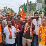 নির্বাচনে জয়ের পর ভোটারদের ধন্যবাদ জানাতে অভিনব উদ্যোগ নিল Bharatiya Janata Party। ফালাকাটা পুরসভার ৯ নম্বর ওয়ার্ডে বাড়ি বাড়ি গিয়ে মিষ্টি বিলির পাশাপাশি প্রবীণদের প্রণাম করে আশীর্বাদ নিলেন বিজেপি কর্মী-সমর্থকেরা।