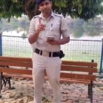 হেলমেট পরার আহ্বান গানে গানে, সোশ্যাল মিডিয়ায় প্রশংসিত পুলিশকর্মী।