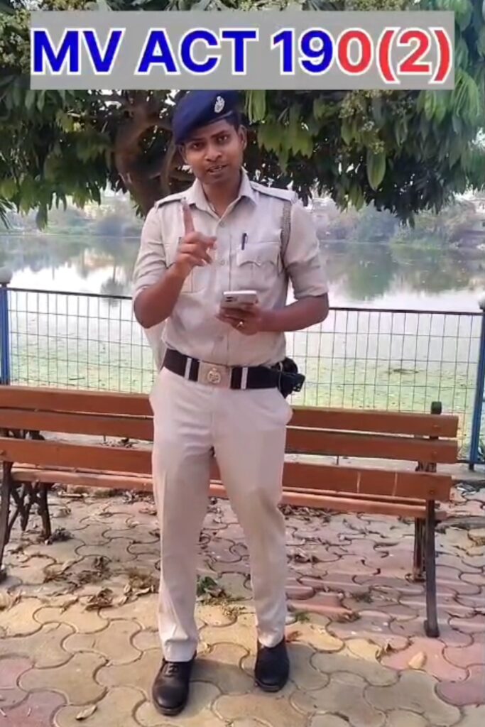 হেলমেট পরার আহ্বান গানে গানে, সোশ্যাল মিডিয়ায় প্রশংসিত পুলিশকর্মী।