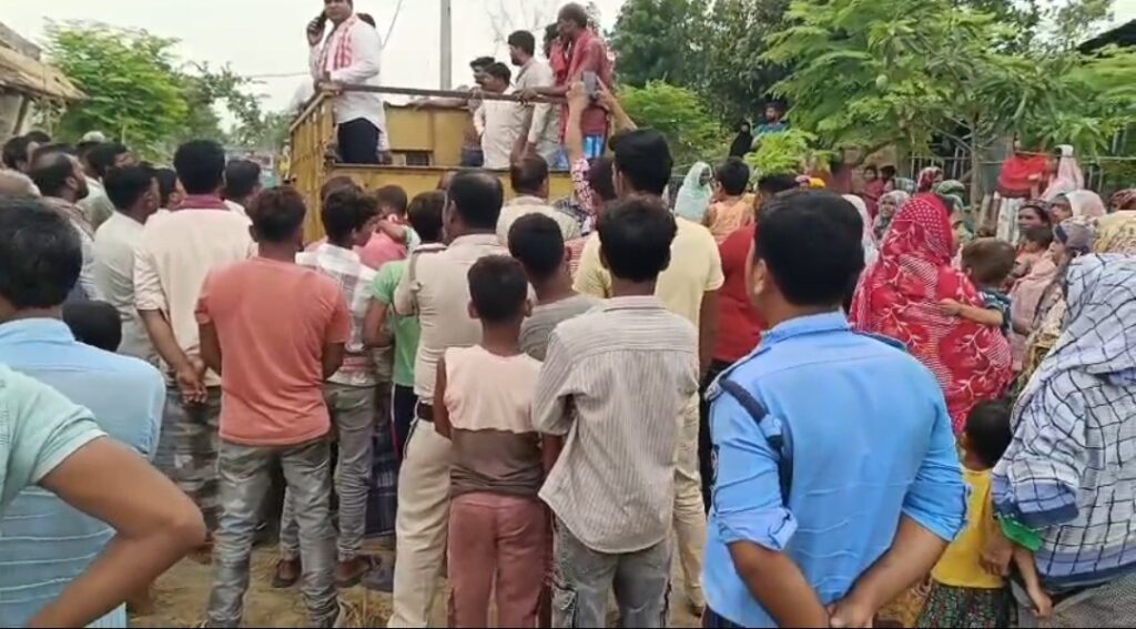 গলায় ফাঁস লাগানো অবস্থায় উদ্ধার বিবাহিত মহিলার দেহ।