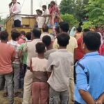 গলায় ফাঁস লাগানো অবস্থায় উদ্ধার বিবাহিত মহিলার দেহ।