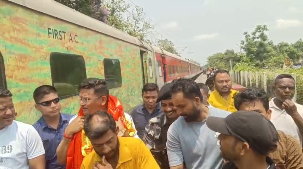 হ্যামিল্টণগঞ্জ স্টেশনে বিজেপি কর্মীদের ঢল, সম্বর্ধিত কালচিনি বিধায়ক।