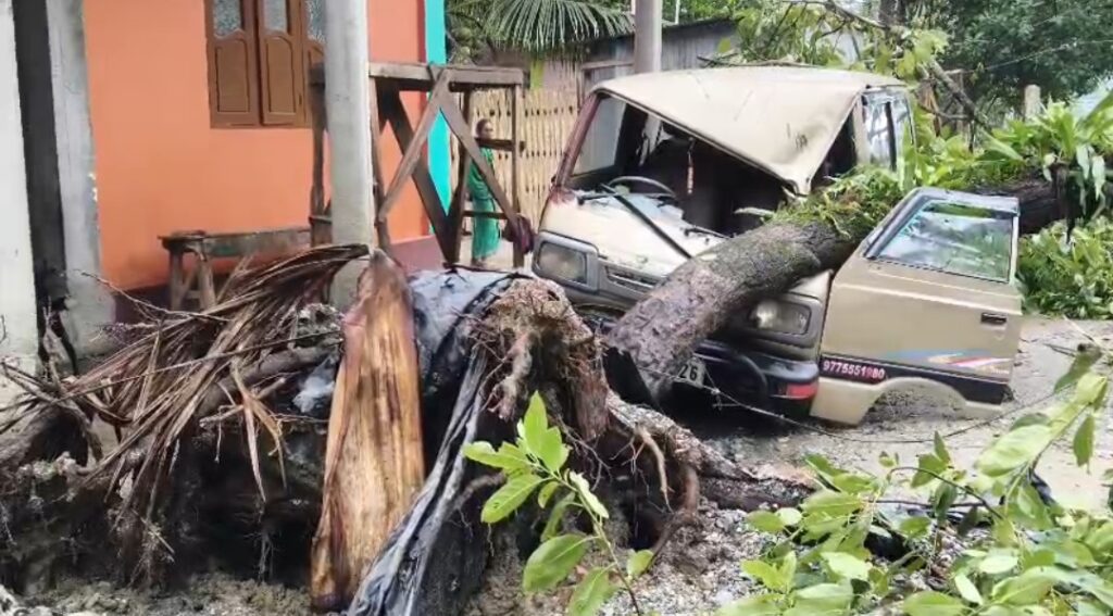জটেশ্বরে ঝড়-বৃষ্টির দাপট, দুর্ভোগে স্থানীয় বাসিন্দারা।