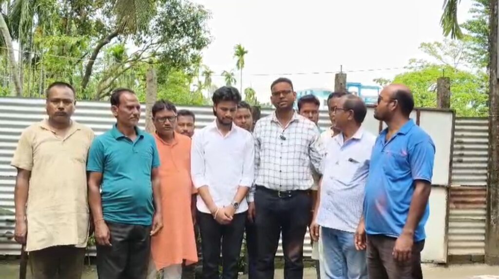 কৃতি ছাত্র তমাল বড়ুয়াকে সংবর্ধনা বিজেপি নেতৃত্বের।