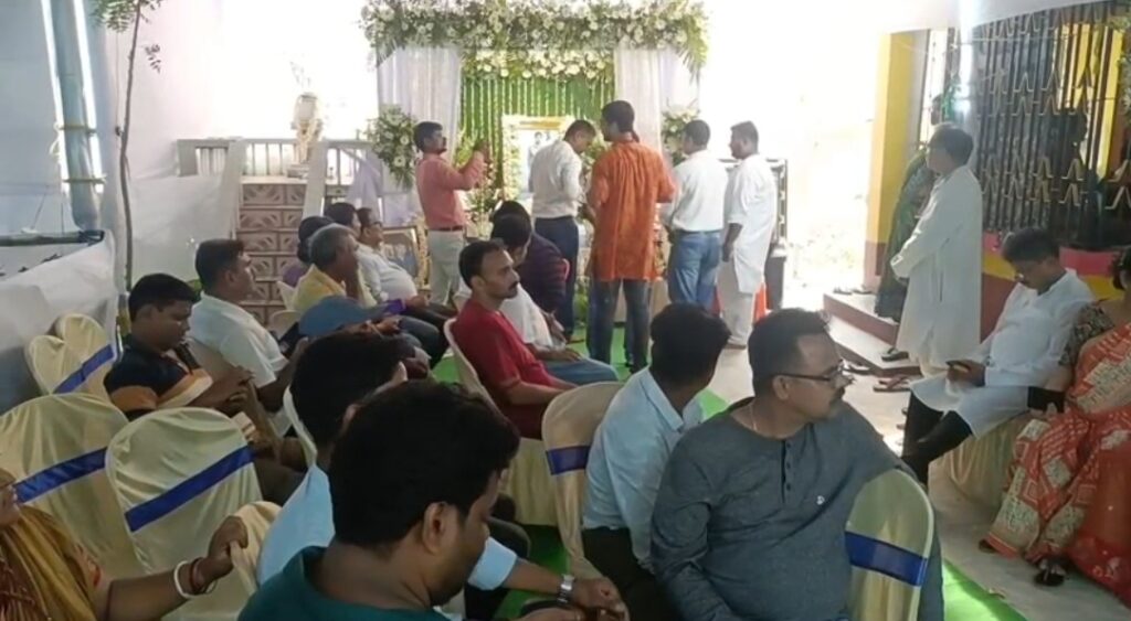 রাজনৈতিক মহলে শোক, চন্দ্রনাথ রথের শ্রাদ্ধানুষ্ঠান ঘিরে কুলুপে ব্যাপক ভিড়।
