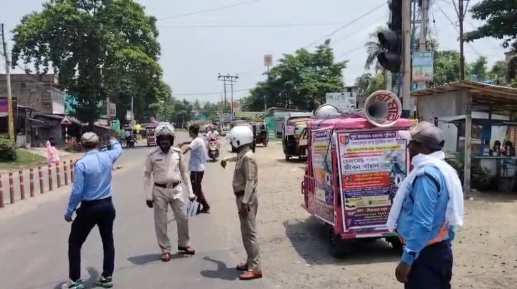 হেলমেট ছাড়া বাইক চালকদের সতর্কবার্তা, পূর্বস্থলীতে সচেতনতা শিবির পুলিশের।