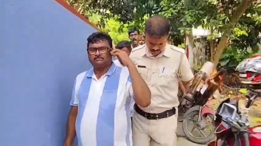 পাঁচপোতায় চাঞ্চল্য! কাউন্সিলরের বাড়ি থেকে মহিলা-সহ একাধিক ব্যক্তিকে আটক পুলিশের।