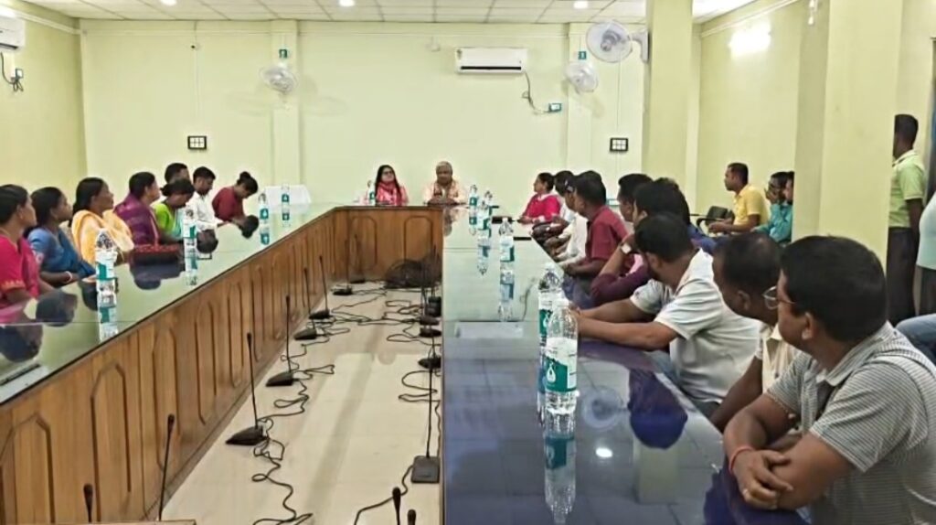 নতুন সরকারের প্রকল্প বাস্তবায়নে প্রশাসনের সঙ্গে সমন্বয়ের বার্তা দীপক বর্মনের।