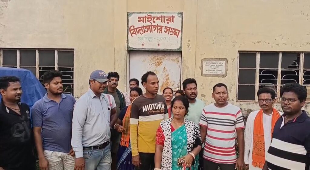এসএইচজি গ্রুপে দুর্নীতির অভিযোগ ঘিরে ধস্তাধস্তি পঞ্চায়েত অফিসে।