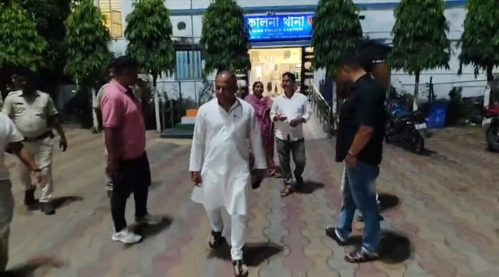 দুষ্কৃতীদের বিরুদ্ধে কড়া বার্তা বিধায়কের, একই রাতে থানায় তৃণমূল কাউন্সিলর।