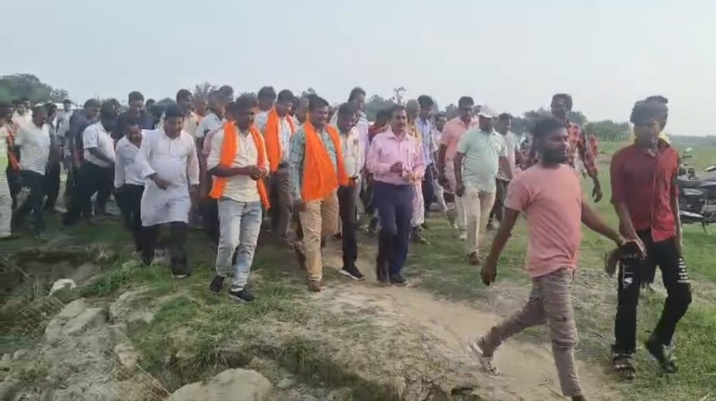 কেশরপুর-রতনপুরের বাঁধহীন এলাকা ঘুরে দেখলেন বিধায়ক ও প্রশাসনিক আধিকারিকরা।