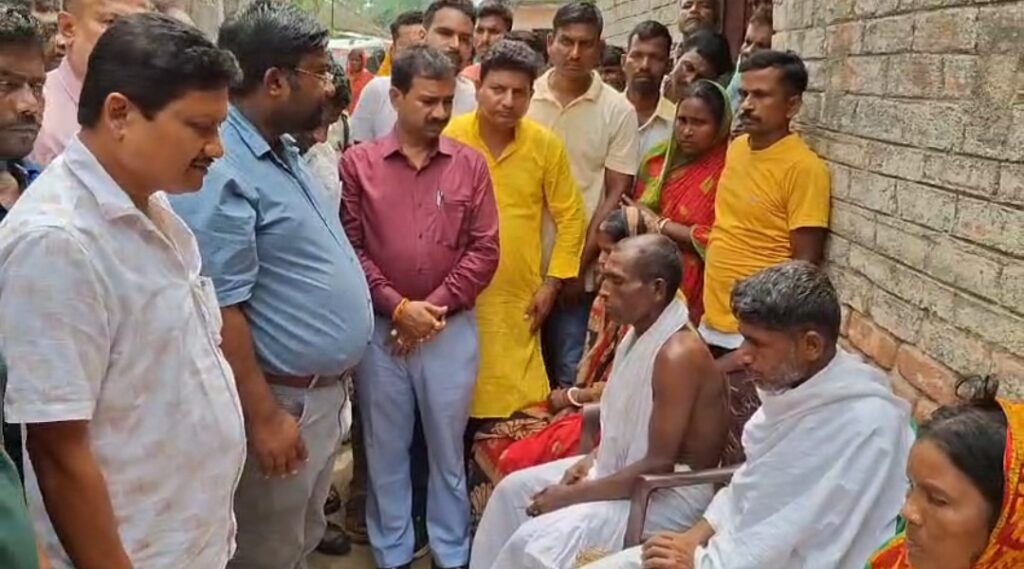 মানিকচকে তিন নাবালিকার মৃত্যুর ঘটনায় সমবেদনা জানাতে পৌঁছলেন বিজেপি বিধায়ক।
