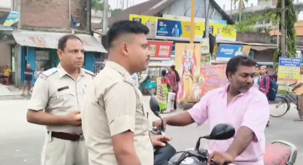 হেলমেট ছাড়া বাইক চালিয়ে জরিমানা একাধিক আরোহীর।।