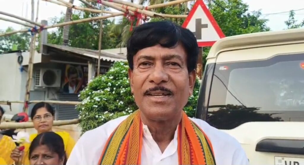 দাসপুরে স্বাস্থ্য কর্মীদের দাবি শুনলেন বিধায়ক তপন কুমার দত্ত।