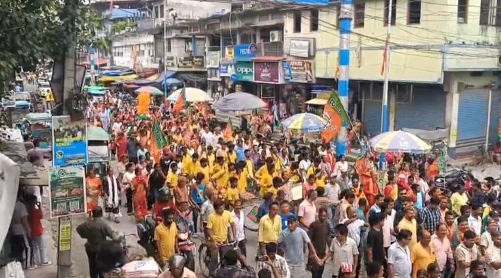 বুলডোজার মিছিল ঘিরে বীরপাড়ায় ব্যাপক জনসমাগম।