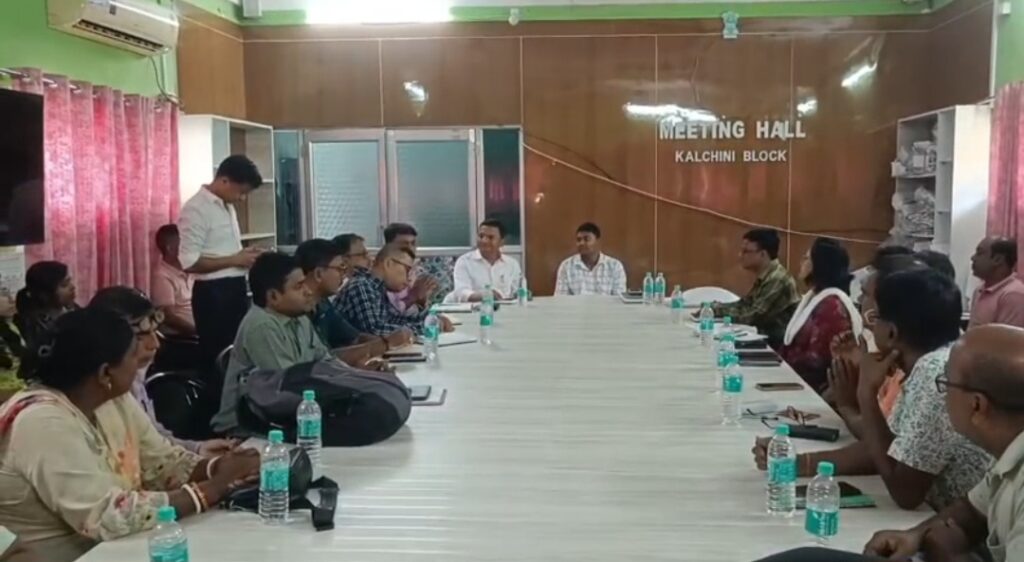 ব্লকবাসীকে পরিষেবা পৌঁছে দিতে প্রশাসনের সঙ্গে বৈঠক বিশাল লামার।