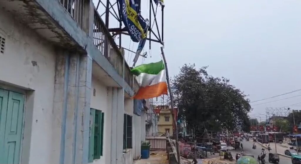 পুরসভা কার্যালয়ে উল্টো জাতীয় পতাকা, ক্ষোভে ফুঁসছেন বাসিন্দারা।।