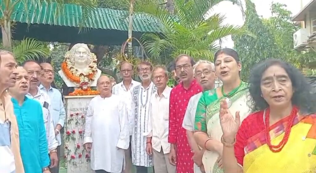 নজরুল সরণিতে মাল্যদান, বিদ্রোহী কবিকে স্মরণে শিল্পী ও পৌর কর্তৃপক্ষ।