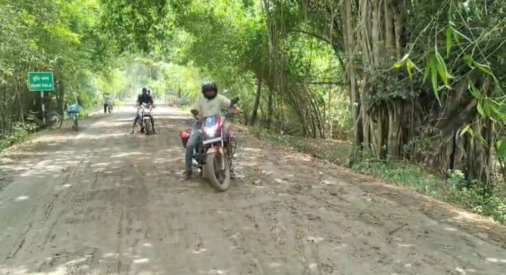 ট্রাক্টরের কাদামাটিতে বিপজ্জনক রাজ্য সড়ক, ঘটছে ছোটোখাটো দুর্ঘটনা।