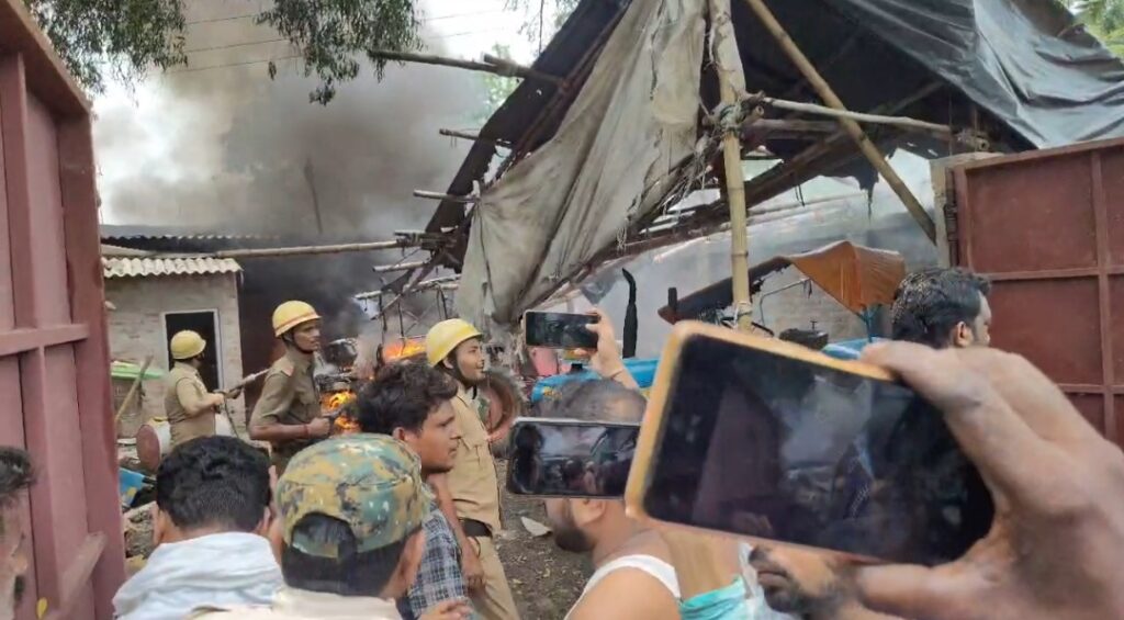 হঠাৎ আগুনে আতঙ্কিত এলাকা, আগুন নিয়ন্ত্রণে দমকলের তৎপরতা।