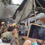 হঠাৎ আগুনে আতঙ্কিত এলাকা, আগুন নিয়ন্ত্রণে দমকলের তৎপরতা।