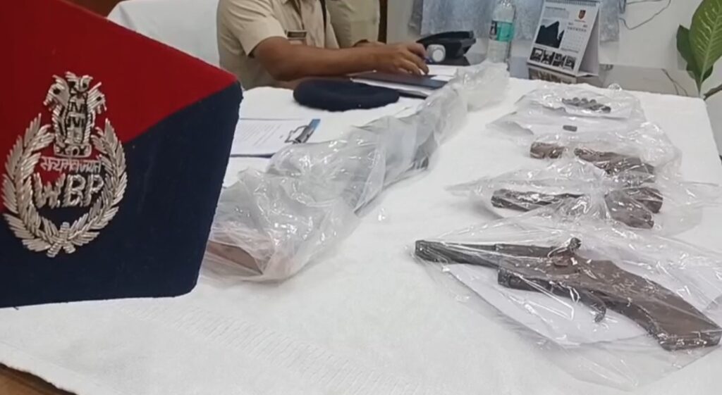 গভীর রাতে পুলিশের হানায় উদ্ধার চারটি আগ্নেয়াস্ত্র।