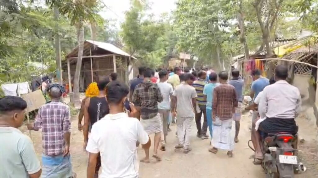 দুর্নীতির অভিযোগ তুলে ঝাঁটা ও প্ল্যাকার্ড হাতে অভিযানে এলাকাবাসী।