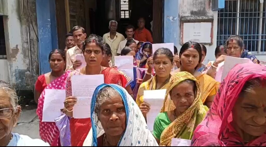 প্রধানমন্ত্রী আবাস যোজনায় দুর্নীতির অভিযোগ, ইংলিশবাজার ব্লক অফিস ঘেরাও করে বিক্ষোভ।