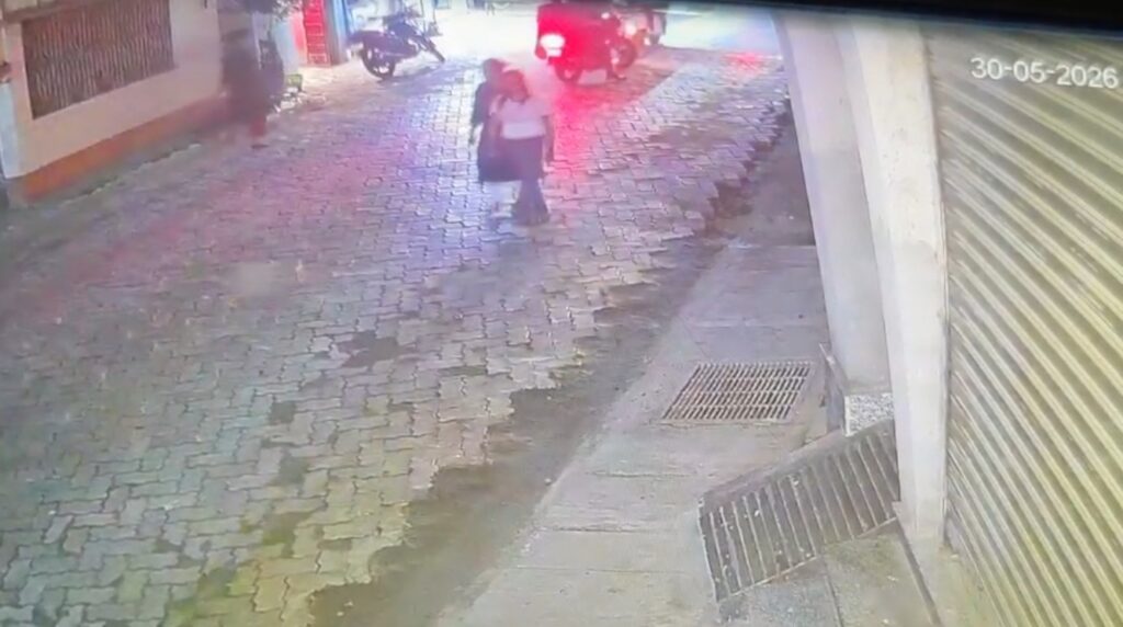 ইংরেজবাজারে চেন ছিনতাইয়ের চেষ্টায় চাঞ্চল্য, সিসিটিভি খতিয়ে দেখছে পুলিশ।।