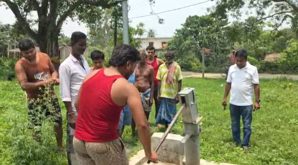 শ্মশানের পাশে ১০ লক্ষ টাকার টিউবওয়েল, পানীয় জল নিয়ে ক্ষোভে ফুঁসছে গ্রামবাসী।