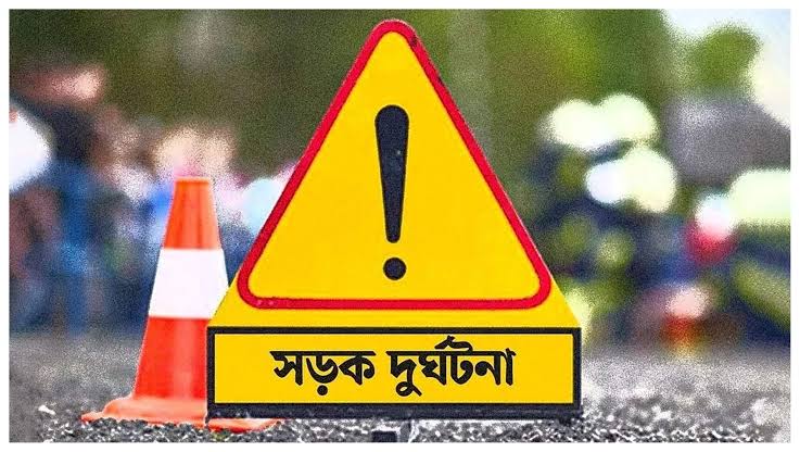 গড়বেতায় পথ দুর্ঘটনায় জখম দু’জন, হাসপাতালে ভর্তি চালক ও খালাসি।