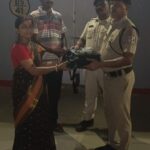 ট্রেনে ফেলে যাওয়া নগদ টাকা ও নথি উদ্ধার করে নজির রেল পুলিশের।