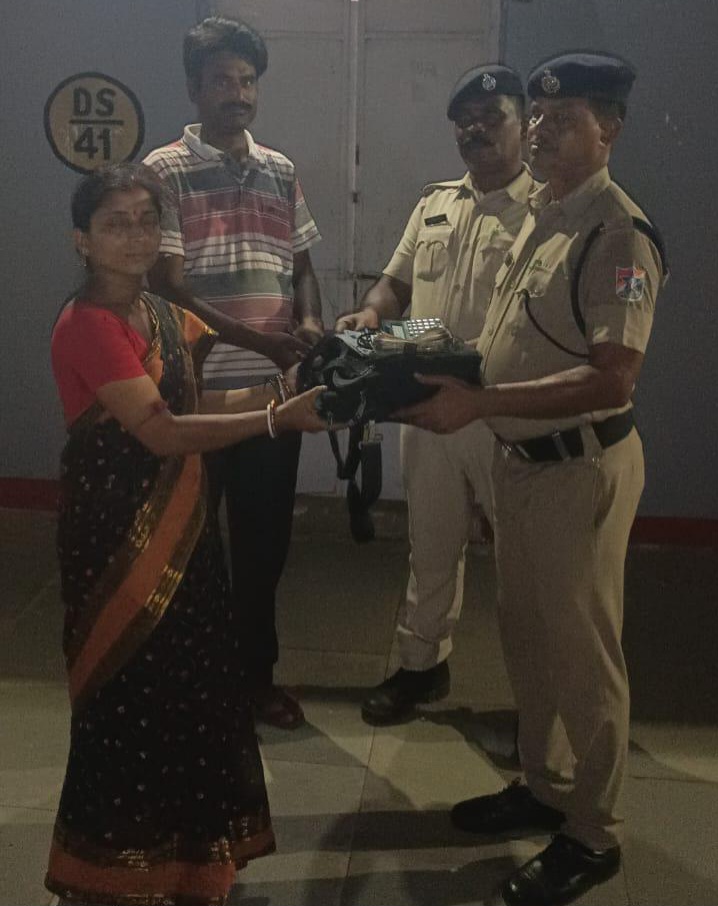 ট্রেনে ফেলে যাওয়া নগদ টাকা ও নথি উদ্ধার করে নজির রেল পুলিশের।