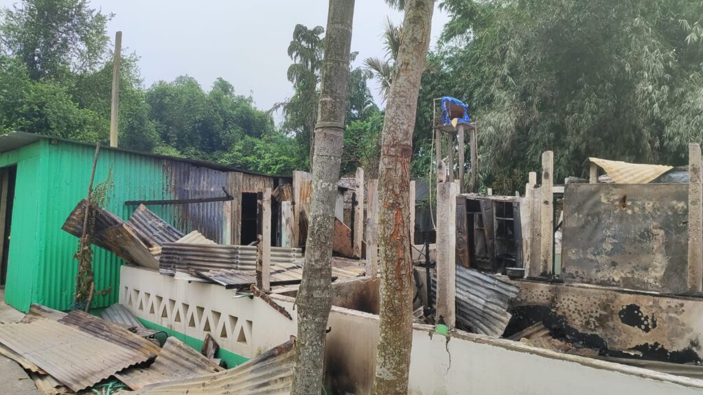 ৫০-৬০ জন দুষ্কৃতীর হামলার অভিযোগ, আগুনে ভস্মীভূত প্রাক্তন প্রধানের বাড়ি।