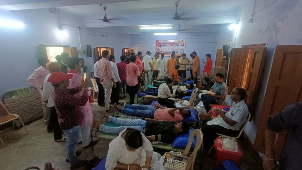 ১৭ জন মহিলা-সহ ১১৭ রক্তদাতা, চন্দ্রকোনারোডে সিপিএমের মানবিক উদ্যোগ।