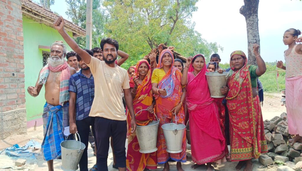 আয়রনযুক্ত জল পান করতে বাধ্য গ্রামবাসী, দ্রুত জল সরবরাহের দাবিতে আন্দোলনের হুঁশিয়ারি।