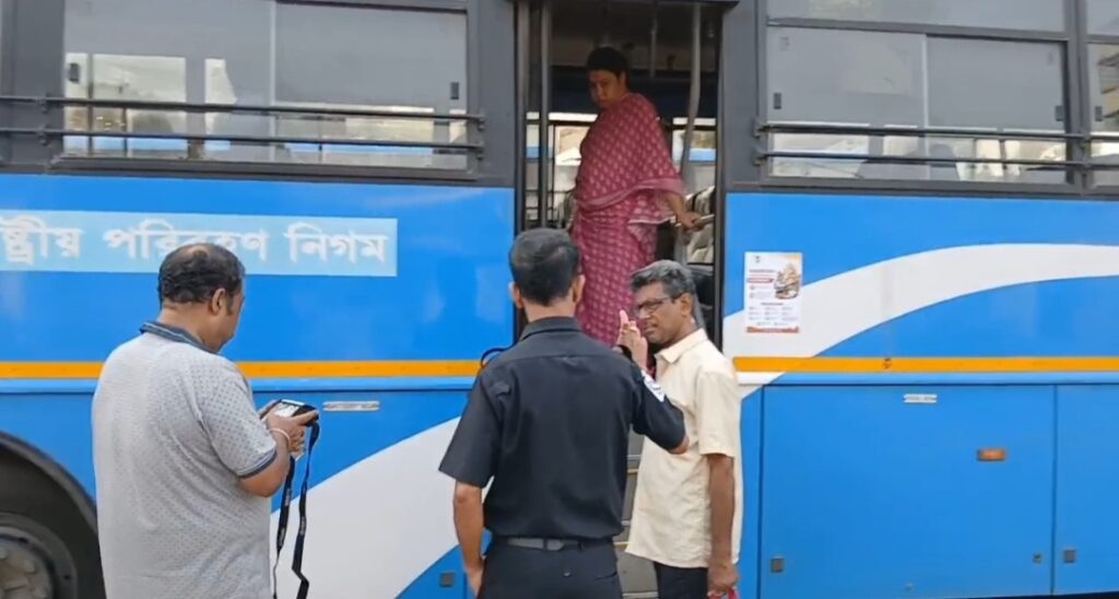 মহিলাদের জন্য বিনামূল্যে বাস পরিষেবা শুরু, মালদায় প্রথম দিনেই ব্যাপক সাড়া।