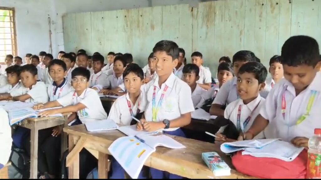 সরকারি নির্দেশিকা মেনে জটেশ্বর উচ্চ বিদ্যালয়ে শুরু সকালের ক্লাস।