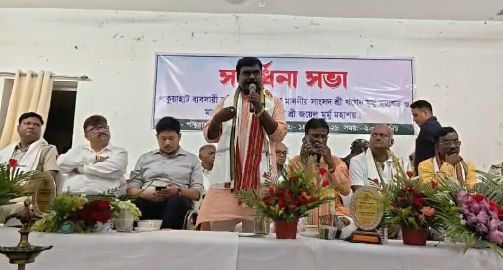 ব্যবসায়ীদের দাবি-দাওয়া নিয়ে সরব সমিতি, সংবর্ধনা মঞ্চে স্মারকলিপি তুলে দিলেন মন্ত্রীকে।