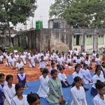 ২১ জুনকে সামনে রেখে যোগাভ্যাসে সামিল পুলিশ, পড়ুয়া ও সাধারণ মানুষ।