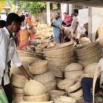 ডালা-কুলো-পাখার বাজারে মন্দা, তবুও পুজোর প্রস্তুতিতে ব্যস্ত ক্রেতারা।