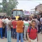 হরিশ্চন্দ্রপুরে স্ট্যান্ড দখল করে গড়া স্থাপনা ভাঙা শুরু, তৎপর থানা প্রশাসন।
