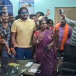 দুর্নীতি ও স্বজনপোষণের অভিযোগে মানিকচক পঞ্চায়েতে ডিম-বিক্ষোভ।