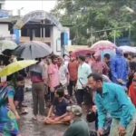 আলিপুরদুয়ার পুরসভায় অচলাবস্থার আবহ, মজুরির দাবিতে রাস্তায় ৪০০ অস্থায়ী কর্মী।