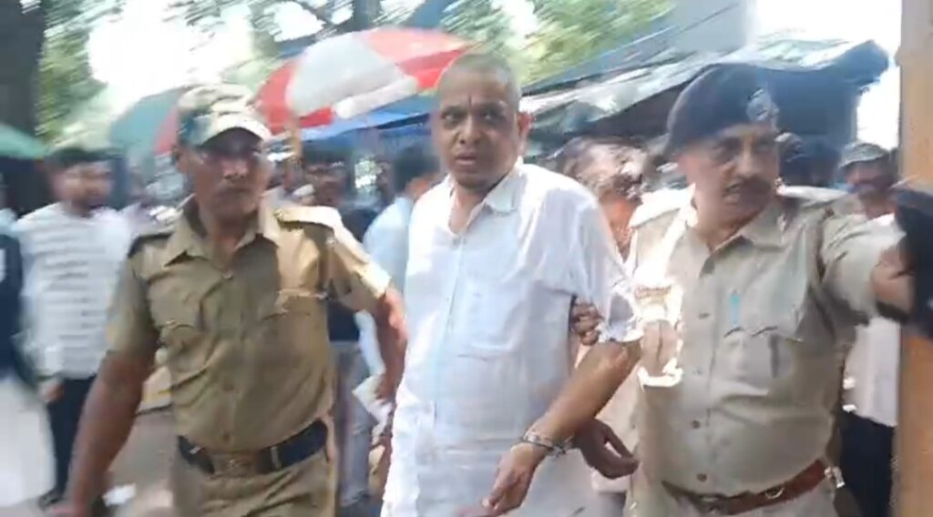 ফেনসিডিল উদ্ধার কাণ্ডে নাম জড়ানো বকুল শেখ গ্রেপ্তার, মালদা আদালতে পেশ।