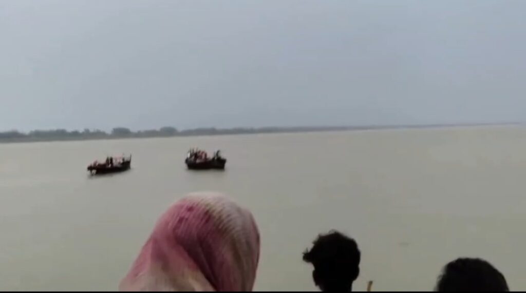 ধুলিয়ান থেকে মালদহে ফেরার পথে বিপর্যয়, নৌকার যাত্রীদের উপর বজ্রাঘাত।