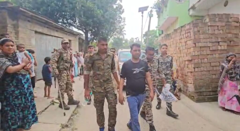 দাগি অপরাধীদের বিরুদ্ধে কড়া পদক্ষেপ, মজমপুরে পুলিশের অভিযানে আলোড়ন।
