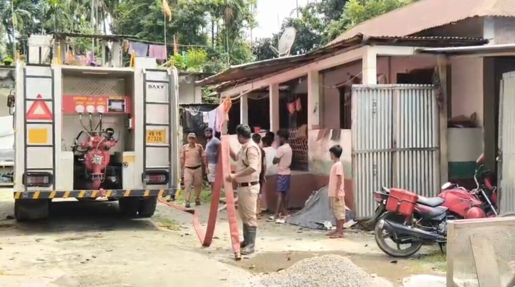 জটেশ্বরে বিধ্বংসী অগ্নিকাণ্ডে চাঞ্চল্য, আগুনের কারণ খতিয়ে দেখা হচ্ছে।