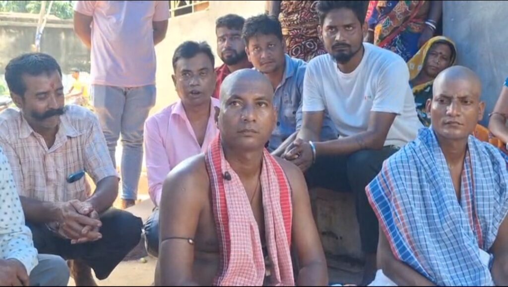 গড়বেতায় ৩৪ বছর পর বাবার শ্রাদ্ধশান্তি, রাজনৈতিক হত্যার অভিযোগ ঘিরে চাঞ্চল্য।